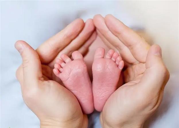 供卵试管婴儿宝宝拉奶瓣是什么原因